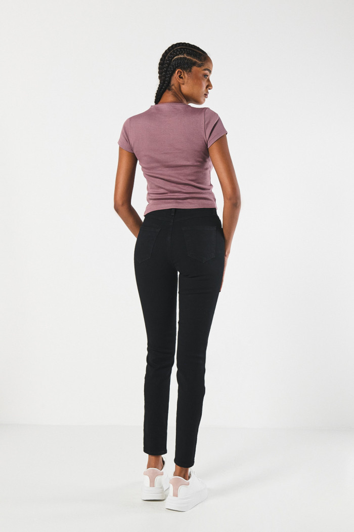 Jean negro tipo jegging con tiro alto y bolsillos