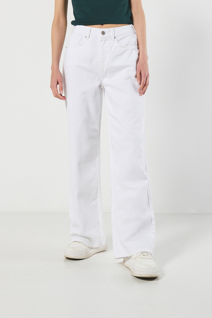 Jean palazzo blanco con bota ancha, tiro alto y bolsillos
