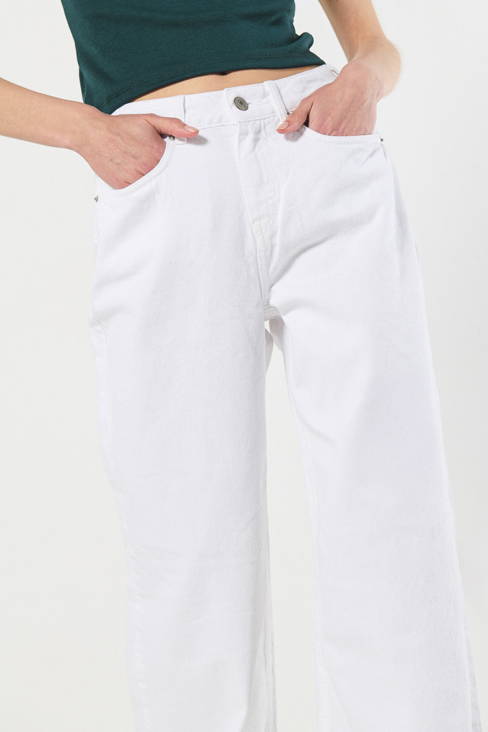 Jean palazzo blanco con bota ancha, tiro alto y bolsillos