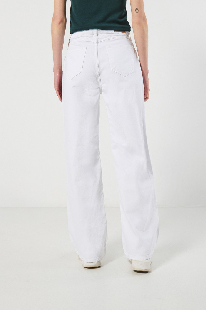 Jean palazzo blanco con bota ancha, tiro alto y bolsillos