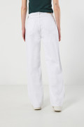 Jean palazzo blanco con bota ancha, tiro alto y bolsillos