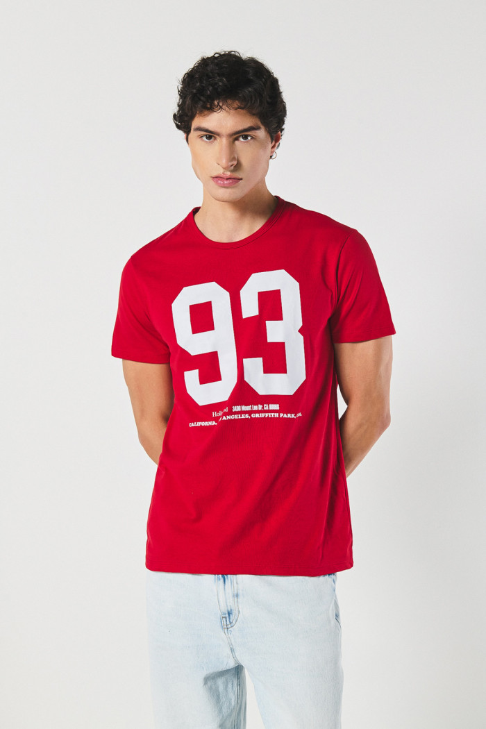 Camiseta roja oscura con arte college y cuello redondo