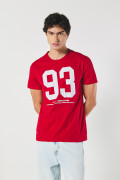 Camiseta roja oscura con arte college y cuello redondo