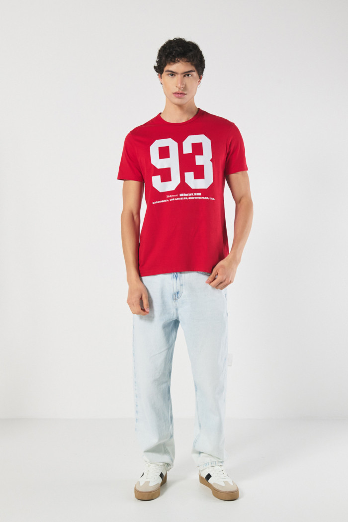 Camiseta roja oscura con arte college y cuello redondo