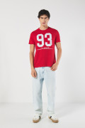 Camiseta roja oscura con arte college y cuello redondo