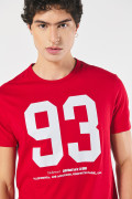 Camiseta roja oscura con arte college y cuello redondo