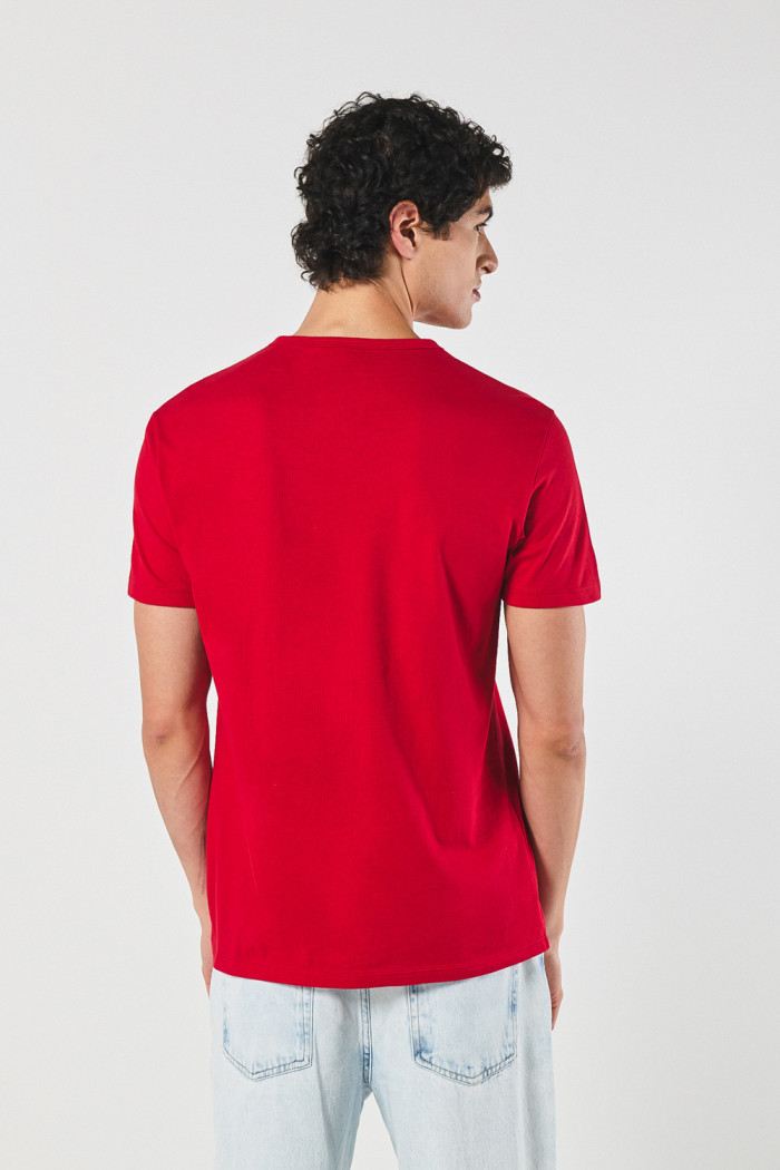 Camiseta roja oscura con arte college y cuello redondo