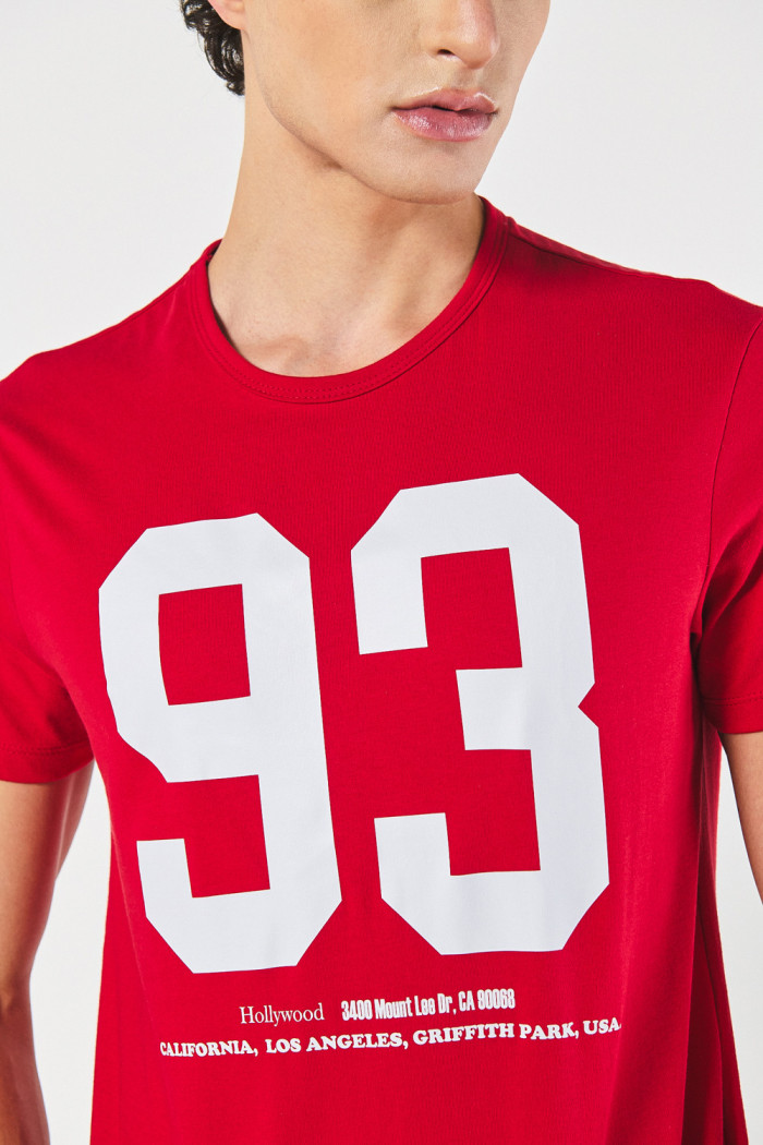 Camiseta roja oscura con arte college y cuello redondo