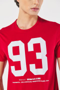 Camiseta roja oscura con arte college y cuello redondo