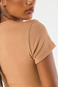 Camiseta en rib ajustada unicolor con cuello redondo