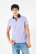 Camiseta polo lila con cuello en contraste y botones