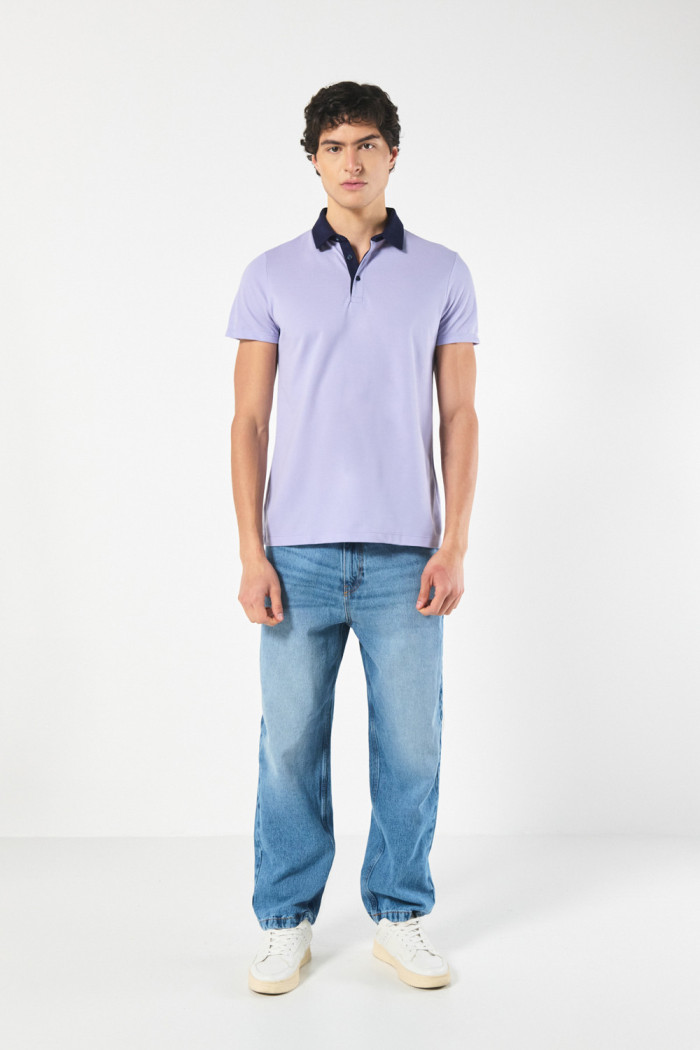Camiseta polo lila con cuello en contraste y botones