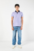 Camiseta polo lila con cuello en contraste y botones