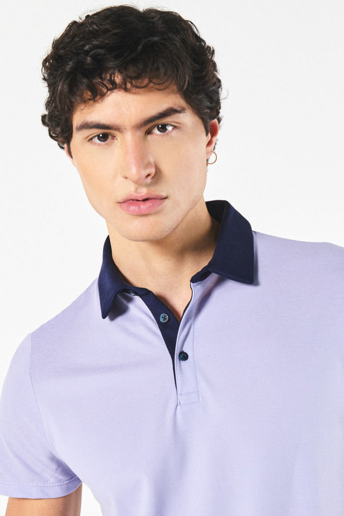 Camiseta polo lila con cuello en contraste y botones