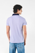 Camiseta polo lila con cuello en contraste y botones