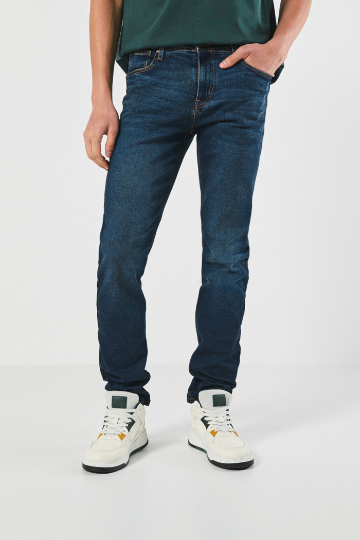 Jean slim con bolsillos azul oscuro y ajuste ceñido