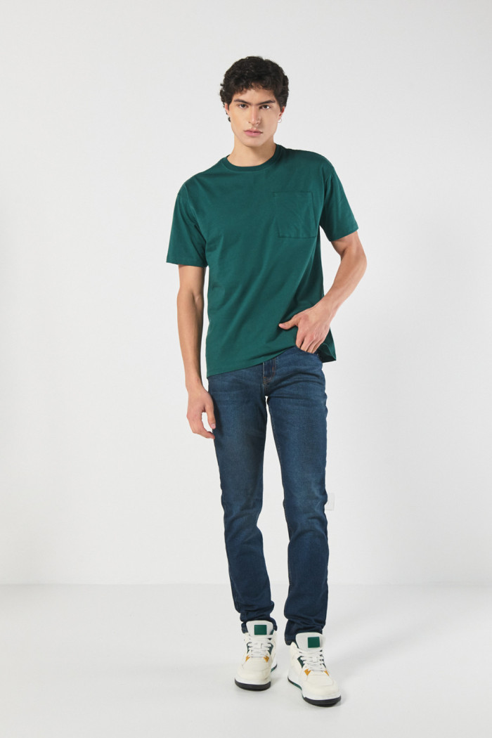 Jean slim con bolsillos azul oscuro y ajuste ceñido