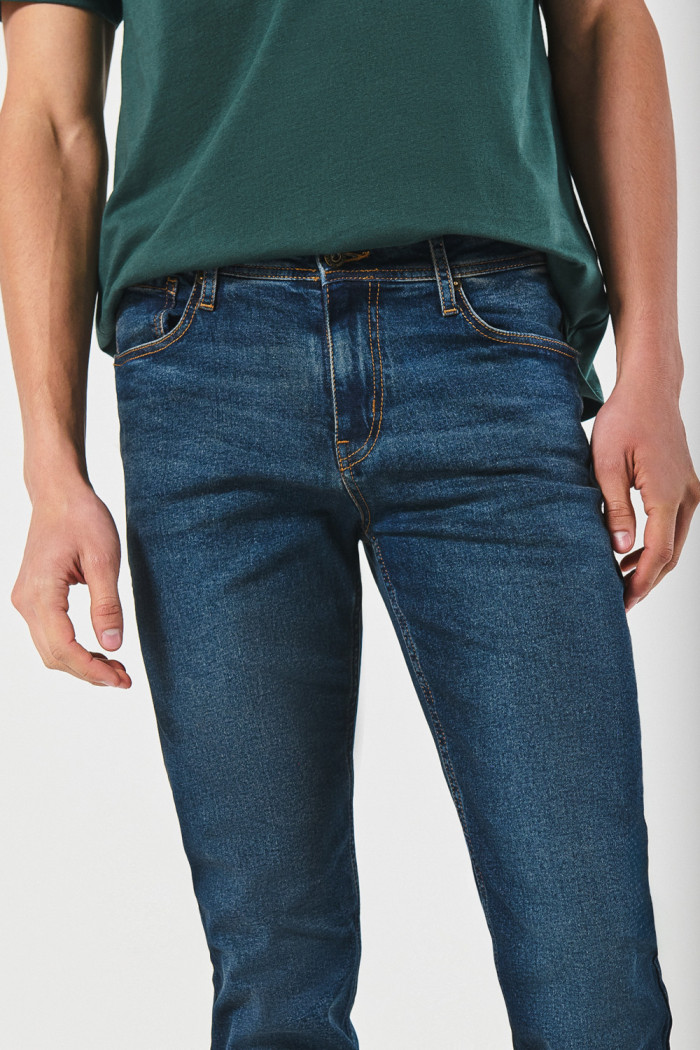 Jean slim con bolsillos azul oscuro y ajuste ceñido