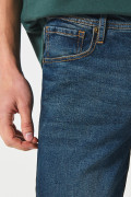Jean slim con bolsillos azul oscuro y ajuste ceñido