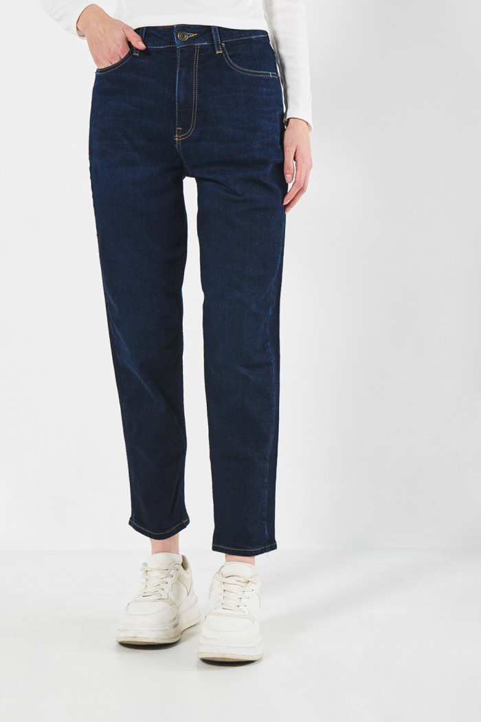 Jean mom bota recta azul intenso con tiro súper alto