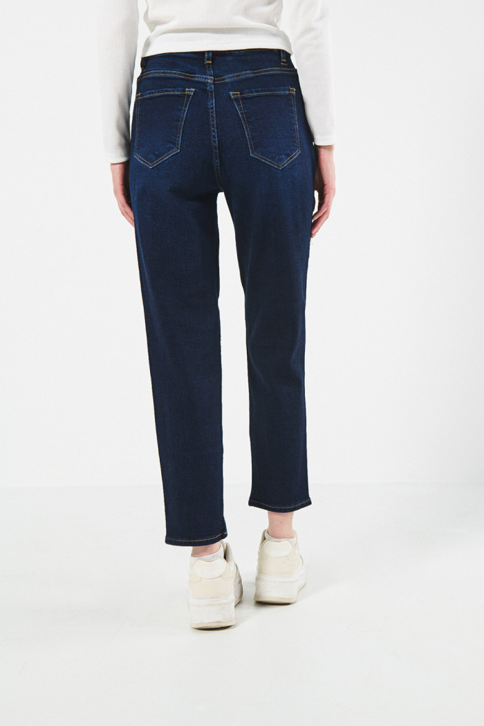 Jean mom bota recta azul intenso con tiro súper alto