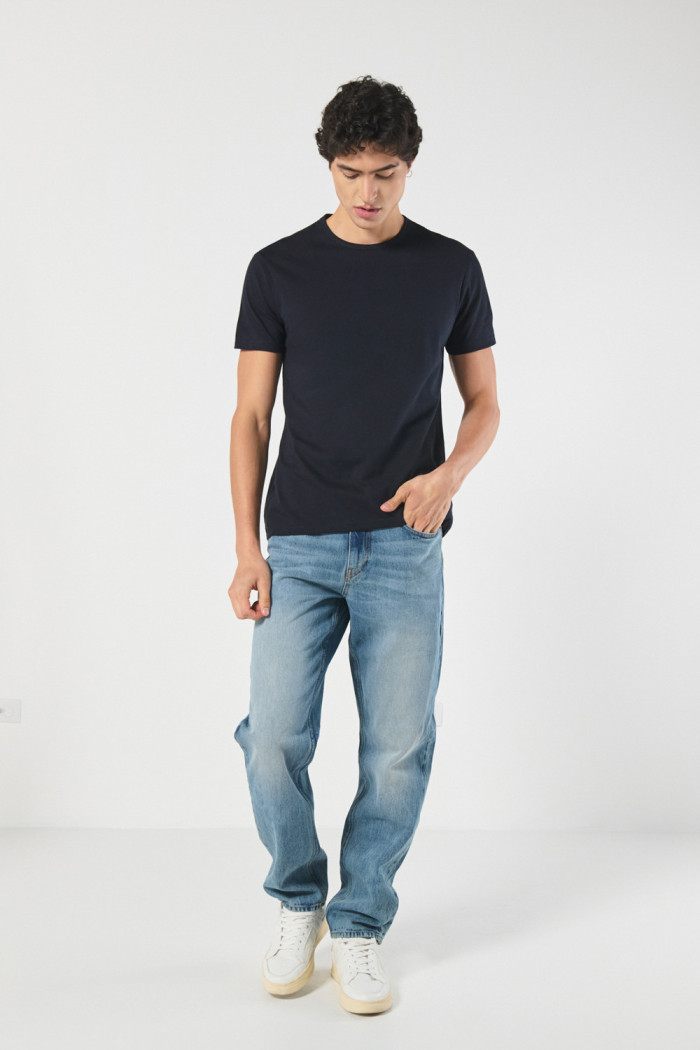 Jean 90´S azul claro con bota recta, desgastes y tiro bajo