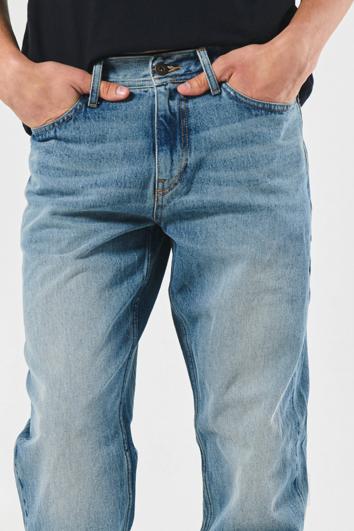 Jean 90´S azul claro con bota recta, desgastes y tiro bajo