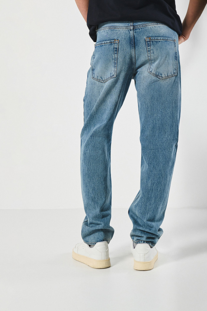 Jean 90´S azul claro con bota recta, desgastes y tiro bajo