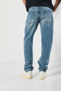 Jean 90´S azul claro con bota recta, desgastes y tiro bajo