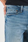 Jean 90´S azul claro con bota recta, desgastes y tiro bajo