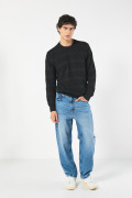Suéter negro tejido cuello redondo con franjas