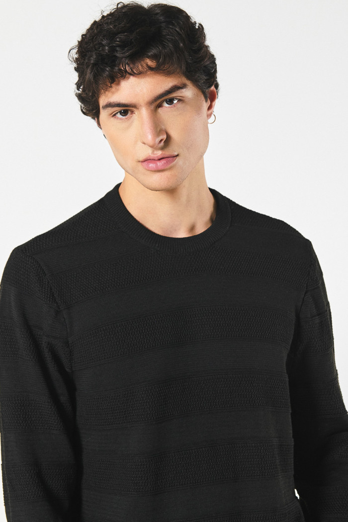 Suéter negro tejido cuello redondo con franjas