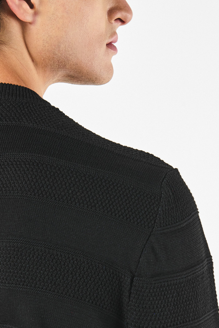 Suéter negro tejido cuello redondo con franjas