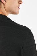 Suéter negro tejido cuello redondo con franjas