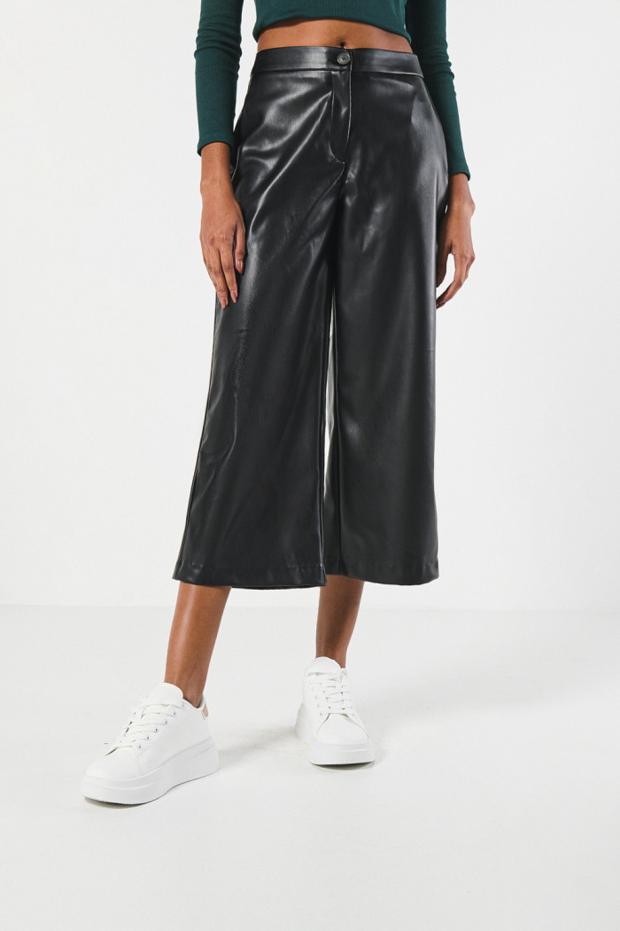 Pantalón culotte negro en PU con tiro alto y bota recta
