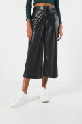 Pantalón culotte negro en PU con tiro alto y bota recta