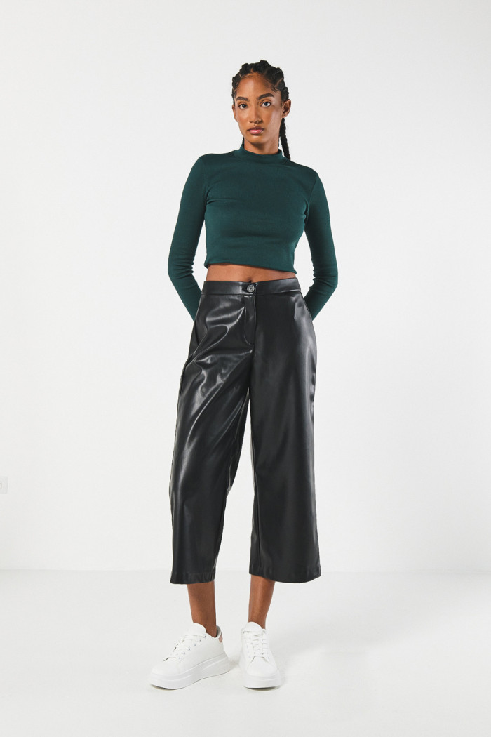 Pantalón culotte negro en PU con tiro alto y bota recta
