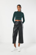 Pantalón culotte negro en PU con tiro alto y bota recta