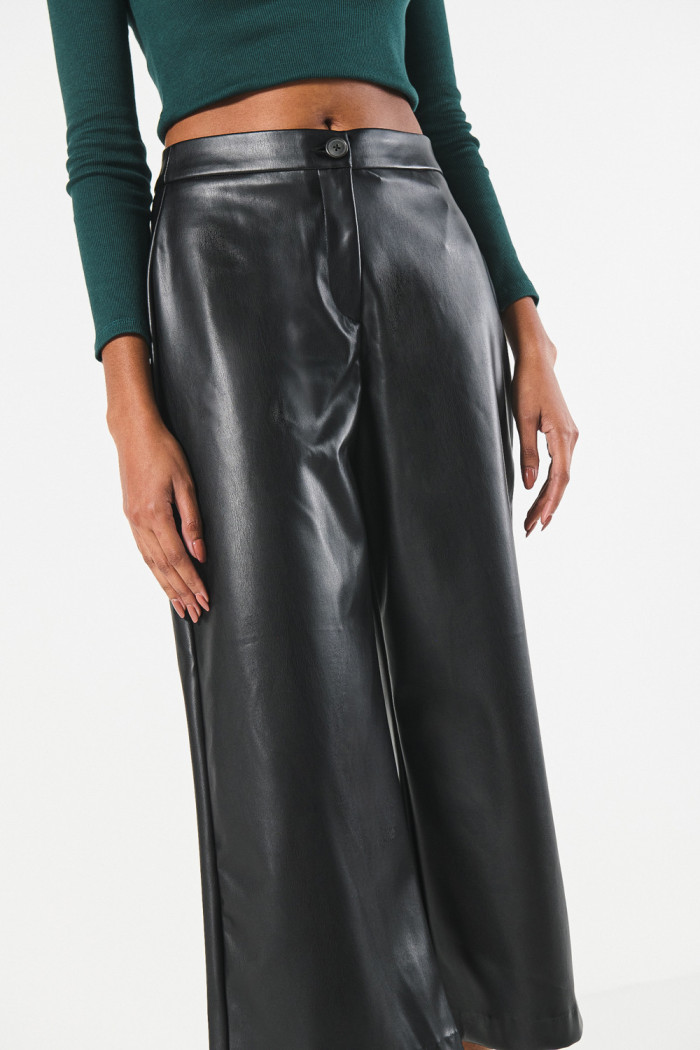 Pantalón culotte negro en PU con tiro alto y bota recta