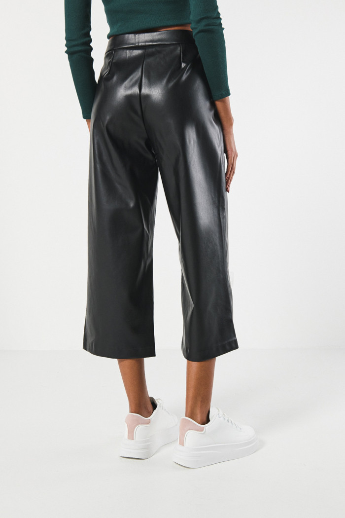 Pantalón culotte negro en PU con tiro alto y bota recta