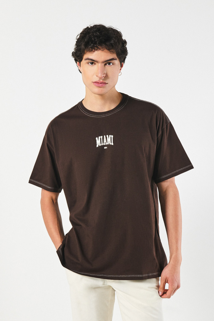 Camiseta oversize café oscura college con manga corta