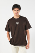 Camiseta oversize café oscura college con manga corta