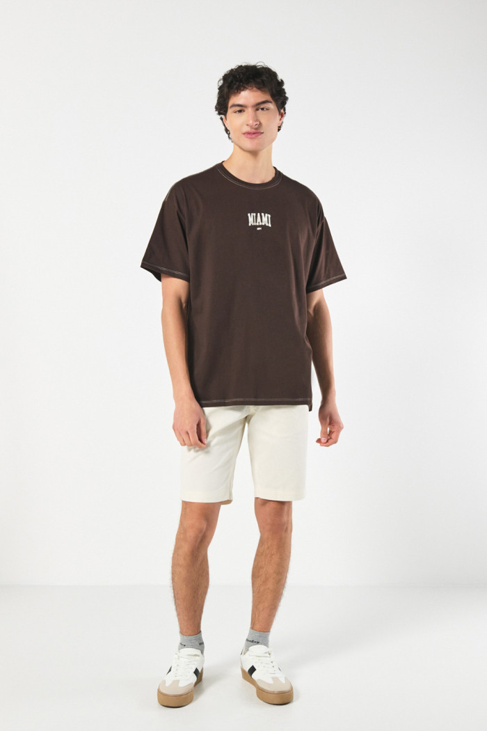 Camiseta oversize café oscura college con manga corta