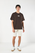 Camiseta oversize café oscura college con manga corta