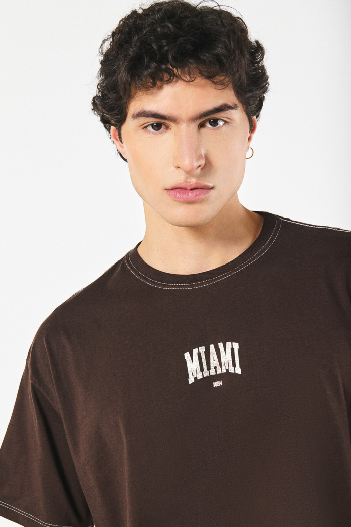 Camiseta oversize café oscura college con manga corta