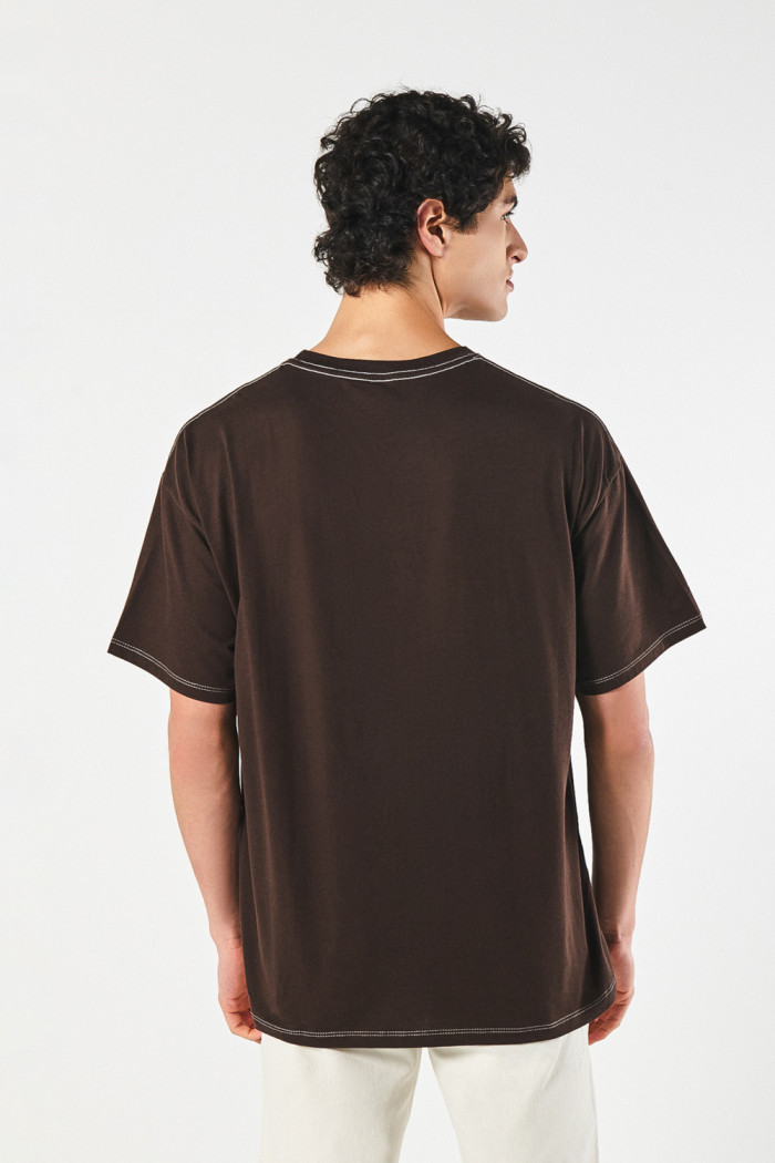 Camiseta oversize café oscura college con manga corta