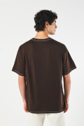 Camiseta oversize café oscura college con manga corta