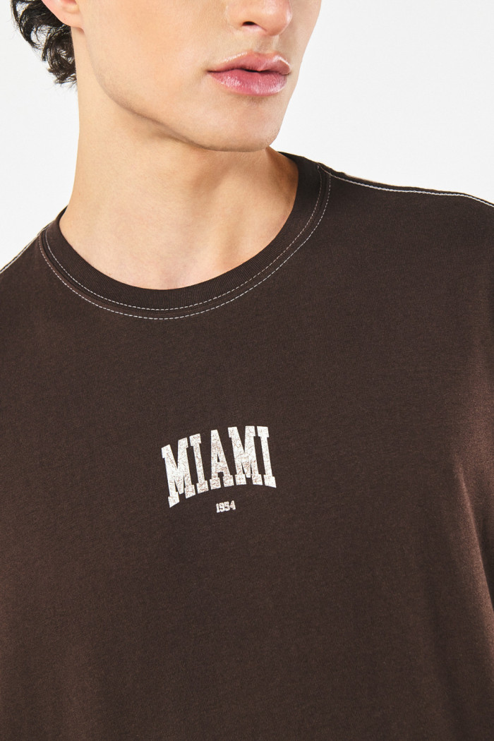 Camiseta oversize café oscura college con manga corta