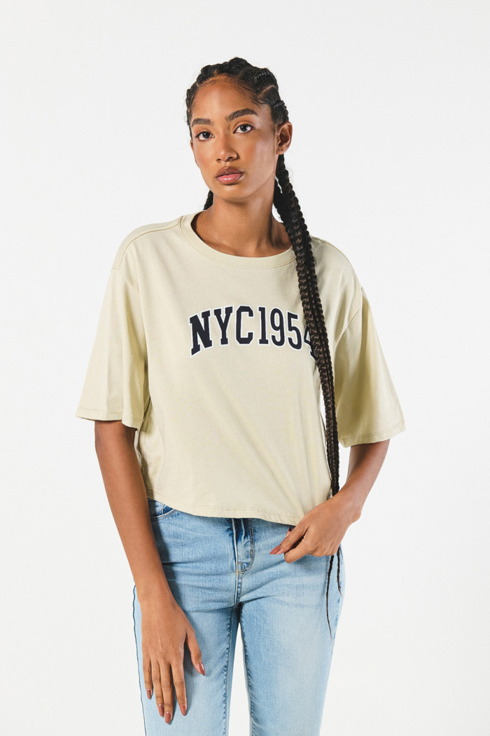 Camiseta kaki clara oversize crop top con arte college