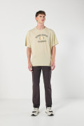 Camiseta cuello redondo kaki oversize con arte college